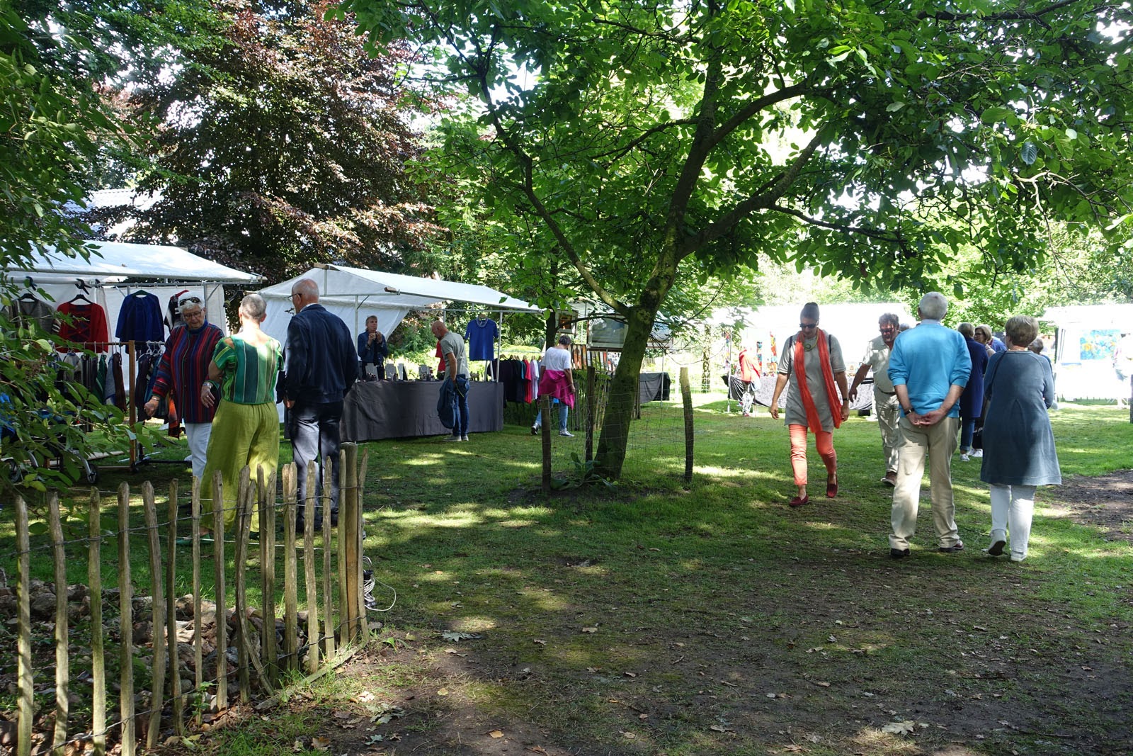 Kunstmarkt Wezup stands en bezoekers 