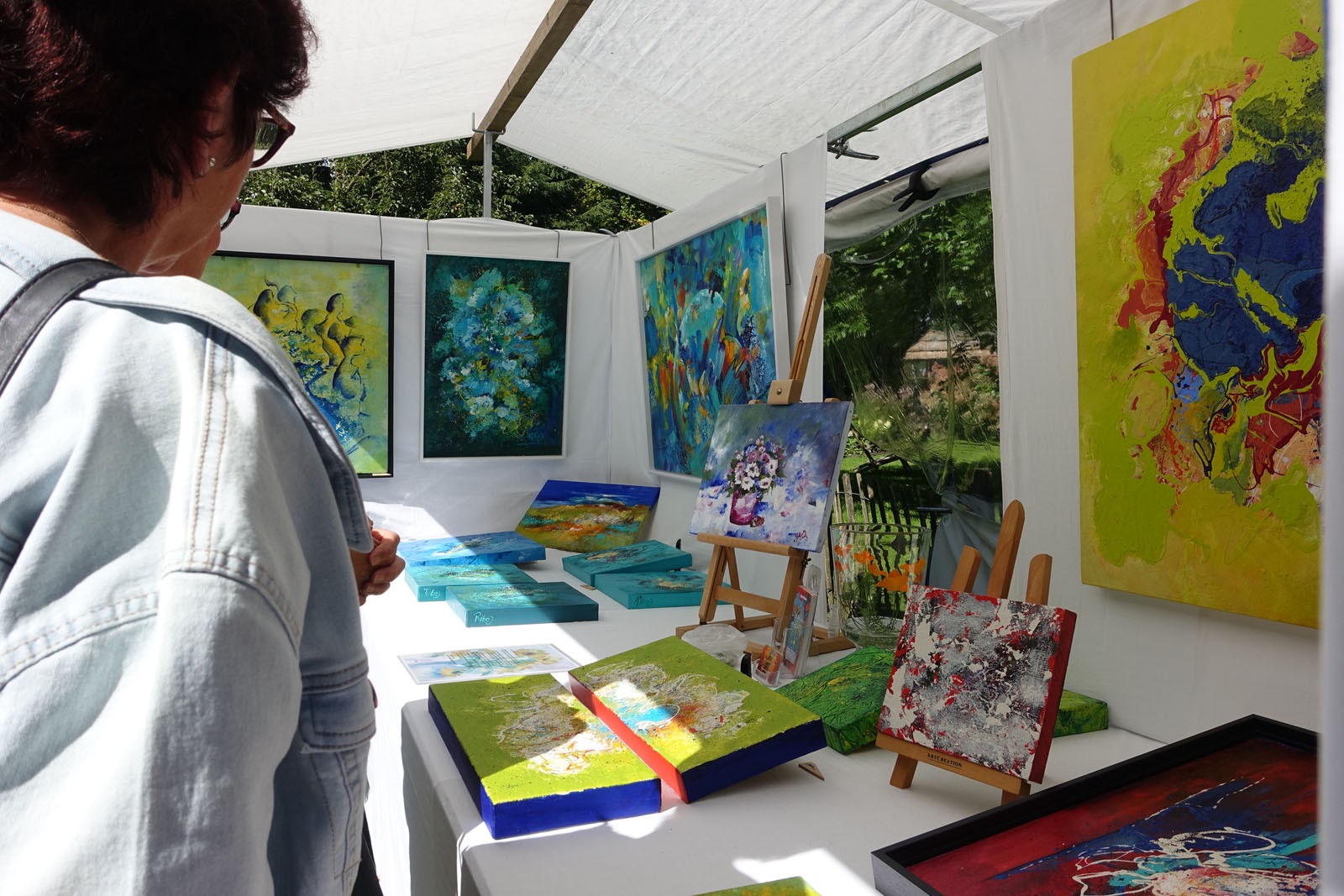 Kunstmarkt Wezup stand met schilderijen 