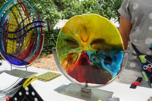 Impressie foto kunstmarkt Wezup Drenthe 2019 Jannetta Bron Glaskunst