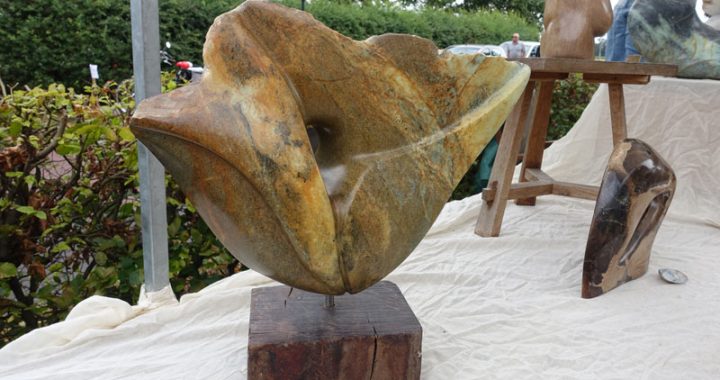 Beelden in steen van Carolien van der Ziel deelnemer Kunstmarkt Wezup